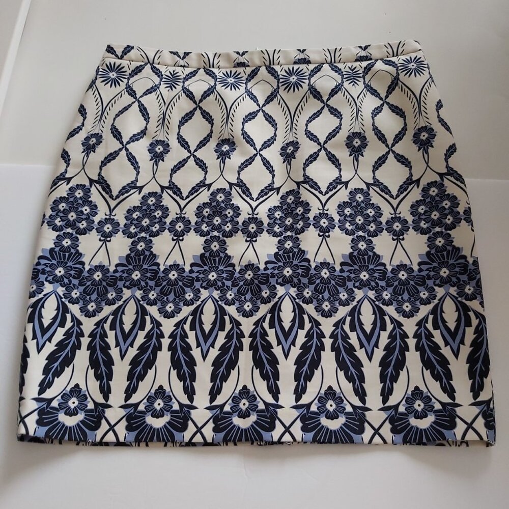 SKIRT WILLIE SMITH LABEL. NAVY PATTERNED ON WHITE BACKGROUND NEW NO TAGS SIZE 10